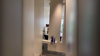 بحيرة المشاهير على الإنترنت بتصميم غير منتظم، ومرآة لكامل الجسم معلقة على الحائط، وجدار غير منتظم