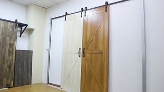 مجموعة ملحقات أجهزة السكك الحديدية لتعليق باب الحظيرة على شكل حرف J، باب منزلق منزلق، دليل صامت