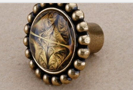 أثاث Diametre يتعامل مع الانطباع الشديد بلون ذهبي للجدار ولون قهوة أصفر ناعم